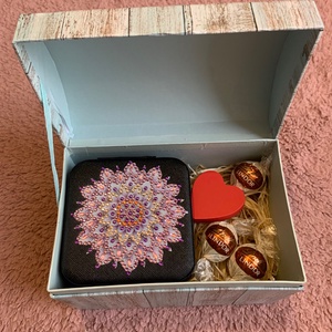 Valentin napi ajándékcsomag ékszertartóval, Ékszer, Ékszertartó, Ékszerdoboz, Gyöngyfűzés, gyöngyhímzés, MESKA