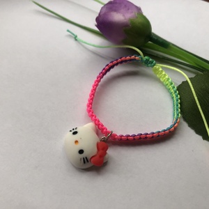 Fonott makramé  karkötő  Hello Kitty medállal  - ékszer - karkötő - fonott karkötő - Meska.hu