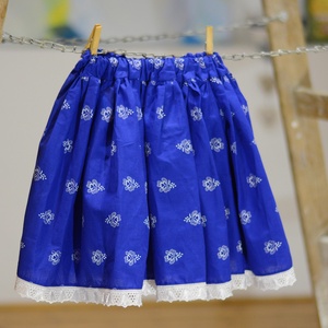 PÖRGŐS, állítható derekú, 2 szélhosszas, 20-80 cm hosszú,nagy virágos világos kékfestő mintájú néptáncos szoknya - ruha & divat - női ruha - szoknya - Meska.hu