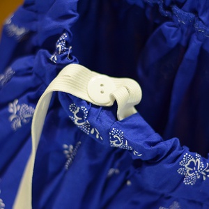 PÖRGŐS, állítható derekú, 2 szélhosszas, 50-80 cm hossz,nagy virágos világos kékfestő mintájú néptáncos szoknya - ruha & divat - női ruha - szoknya - Meska.hu