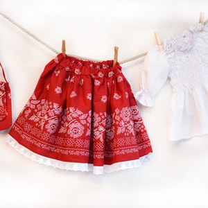PÖRGŐS, állítható derekú, 2 szélhosszas, 20-80 cm hosszú, bordűrös pirosfestő mintájú néptáncos szoknya - ruha & divat - női ruha - szoknya - Meska.hu