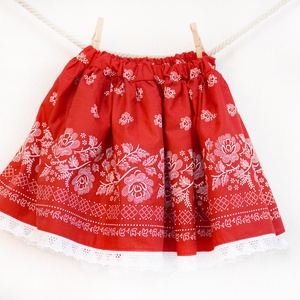 PÖRGŐS, állítható derekú, 2 szélhosszas, 50-80 cm hossz, bordűrös pirosfestő mintájú néptáncos szoknya - ruha & divat - női ruha - szoknya - Meska.hu