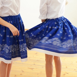 PÖRGŐS, állítható derekú, 2 szélhosszas, 50-80 cm hossz,bordűrös világos kékfestő mintájú néptáncos szoknya - ruha & divat - női ruha - szoknya - Meska.hu