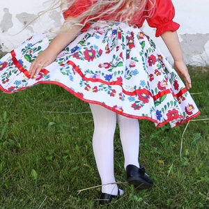 PÖRGŐS, állítható derekú, 2 szélhosszas, 20-80 cm hosszú, matyó mintás néptáncos szoknya - ruha & divat - babaruha & gyerekruha - szoknya - Meska.hu