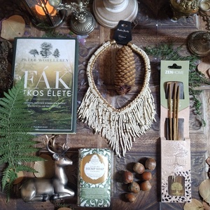 Ajándékcsomag karécsonyra szarvas figurával, kézműves nyakékkel - A fák titkos élete című könyvvel  - szépségápolás - kozmetikai ajándékcsomag - Meska.hu
