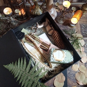 Ajándékcsomag karécsonyra szarvas figurával, kézműves nyakékkel - A fák titkos élete című könyvvel  - szépségápolás - kozmetikai ajándékcsomag - Meska.hu