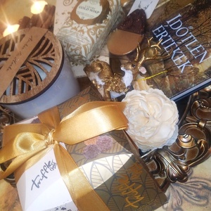 Időtlen értékek ajándékcsomag Valentin napra, nőnapra, szülinapra csokoládékkal, könyvvel, illatgyertyával - élelmiszer - gourmet ajándékcsomag - Meska.hu