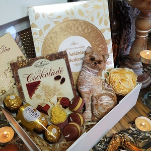 Valentin napi ajándékcsomag csokoládéval cica rajongóknak - Cirmi cica csokiboltja finomságokkal Nőnapra, Szülinapra - élelmiszer - gourmet ajándékcsomag - Meska.hu
