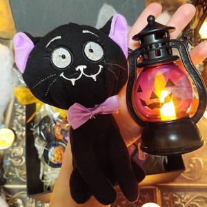 Halloween ajándékcsomag csokival, plüss cicával - Rumos Frici vámpír macska keresi a szerelmét - otthon & életmód - dekoráció - halloween - halloweeni dekoráció - Meska.hu