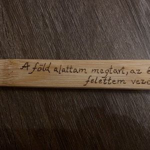 Nem csak főzőkanál - egy mondat magadhoz, Otthon & Életmód, Konyhafelszerelés, tálalás, Sütés, főzés, Fakanál & Fakanáltartó, Gravírozás, pirográfia, Van, amikor nem csak főzünk.
Hanem megérkezünk.

Ez a természetes fa főzőkanál kézzel írt üzenetet ..., MESKA