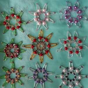 Karácsonyi gyöngydíszek, Karácsony, Karácsonyi lakásdekoráció, Karácsonyi lakásdíszek, Gyöngyfűzés, gyöngyhímzés, MESKA