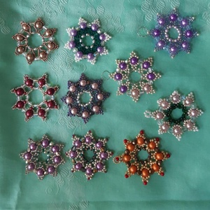 Karácsonyi gyöngydíszek - karácsony - karácsonyi lakásdekoráció - karácsonyi lakásdíszek - Meska.hu