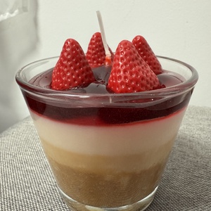 Vaníliás-epres sajttorta desszertgyertya - kellékek & szerszámok - dekorációs kellékek - dekorációs gyertya - Meska.hu