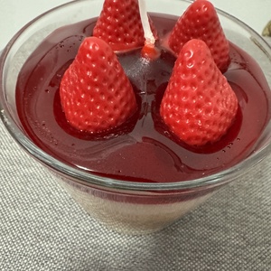 Vaníliás-epres sajttorta desszertgyertya - kellékek & szerszámok - dekorációs kellékek - dekorációs gyertya - Meska.hu