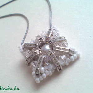  Finom elegancia medál, Ékszer, Nyaklánc, Medálos nyaklánc, Ékszerkészítés, Gyöngyfűzés, gyöngyhímzés, MESKA