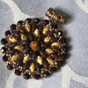 Csinos kerek, antik hatású medál japán és csiszolt gyöngyökkel - Meska.hu