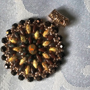 Csinos kerek, antik hatású medál japán és csiszolt gyöngyökkel - ékszer - nyaklánc - medál - Meska.hu