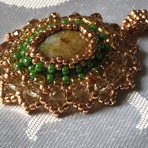 Ásványköves, antik hatású medál japán és csiszolt gyöngyökkel - ékszer - nyaklánc - medál - Meska.hu