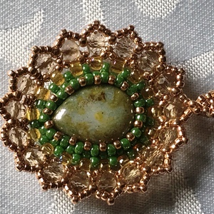 Ásványköves, antik hatású medál japán és csiszolt gyöngyökkel - ékszer - nyaklánc - medál - Meska.hu