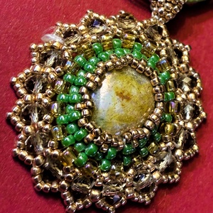 Ásványköves, antik hatású medál japán és csiszolt gyöngyökkel, Ékszer, Nyaklánc, Medál, Ékszerkészítés, Gyöngyfűzés, gyöngyhímzés, Mindkét oldalán hordható, jáspis közepű, japán és csiszolt gyöngyből készült medál. 

méretei:
a me..., MESKA