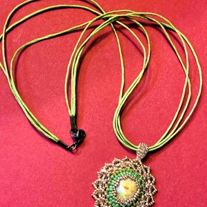 Ásványköves, antik hatású medál japán és csiszolt gyöngyökkel - ékszer - nyaklánc - medál - Meska.hu