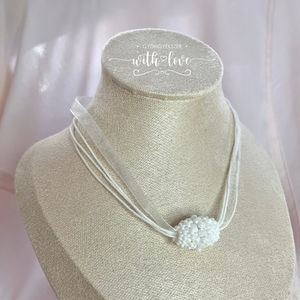 Fehér gyöngymedálos nyaklánc, Ékszer, Nyaklánc, Gyöngyös nyaklánc, Gyöngyfűzés, gyöngyhímzés, MESKA