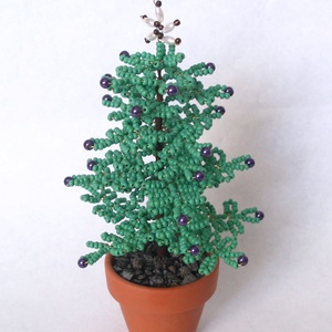 Karácsonyfa gyöngyből lila gömbökkel, Karácsony, Karácsonyi lakásdekoráció, Karácsonyi lakásdíszek, Gyöngyfűzés, gyöngyhímzés, MESKA