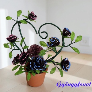 Lila rózsás asztaldísz gyöngyből - otthon & életmód - virágdekoráció - virágdíszek - asztali virágdísz - Meska.hu