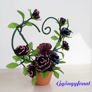 Lila rózsás asztaldísz gyöngyből - otthon & életmód - virágdekoráció - virágdíszek - asztali virágdísz - Meska.hu