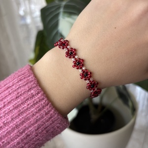 ? Vérvörös pipacsos gyöngy karkötő, Ékszer, Karkötő, Gyöngyös karkötő, Gyöngyfűzés, gyöngyhímzés, Ékszerkészítés, MESKA