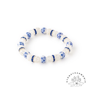 Hegyikristály ásvány karkötő sötétkék virágos porcelán gyönggyel és sötétkék strasszos köztesekkel, Ékszer, Karkötő, Ásványkarkötő, Ékszerkészítés, Gyöngyfűzés, gyöngyhímzés, MESKA