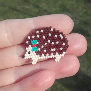 Türkiz masnis süni kitűző - Meska.hu