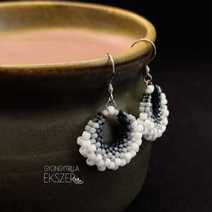 Fehér-fekete átmenetes kosárka fülbevaló - ékszer - fülbevaló - lógó fülbevaló - Meska.hu
