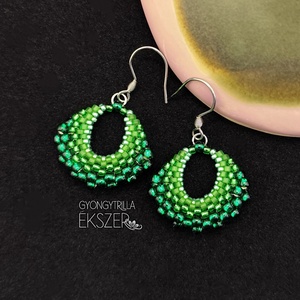 Zöld kosárka fülbevaló, Ékszer, Fülbevaló, Lógó fülbevaló, Ékszerkészítés, Gyöngyfűzés, gyöngyhímzés, MESKA