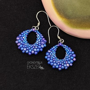 Irizáló kék kosárka fülbevaló, Ékszer, Fülbevaló, Lógó fülbevaló, Ékszerkészítés, Gyöngyfűzés, gyöngyhímzés, MESKA