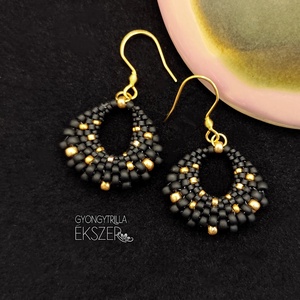 Arany pöttyös matt fekete kosárka fülbevaló, Ékszer, Fülbevaló, Lógó fülbevaló, Ékszerkészítés, Gyöngyfűzés, gyöngyhímzés, MESKA