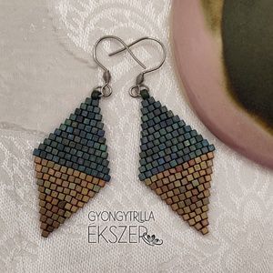 Irizáló arany-zöld gyöngyfűzött rombusz fülbevaló, Ékszer, Fülbevaló, Lógó fülbevaló, Ékszerkészítés, Gyöngyfűzés, gyöngyhímzés, MESKA