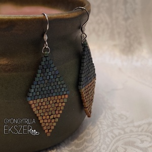  Irizáló arany-zöld gyöngyfűzött rombusz fülbevaló - ékszer - fülbevaló - lógó fülbevaló - Meska.hu