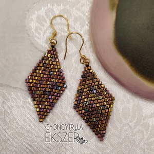  Irizáló lilás arany gyöngyfűzött rombusz fülbevaló, Ékszer, Fülbevaló, Lógó fülbevaló, Ékszerkészítés, Gyöngyfűzés, gyöngyhímzés, MESKA