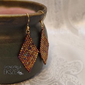  Irizáló lilás arany gyöngyfűzött rombusz fülbevaló - ékszer - fülbevaló - lógó fülbevaló - Meska.hu