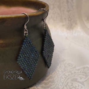  Matt irizáló zöld gyöngyfűzött rombusz fülbevaló - ékszer - fülbevaló - lógó fülbevaló - Meska.hu
