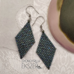  Matt irizáló zöld gyöngyfűzött rombusz fülbevaló, Ékszer, Fülbevaló, Lógó fülbevaló, Ékszerkészítés, Gyöngyfűzés, gyöngyhímzés, MESKA