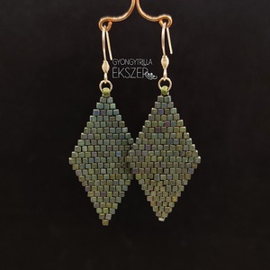  Matt irizáló zöld gyöngyfűzött rombusz fülbevaló - ékszer - fülbevaló - lógó fülbevaló - Meska.hu