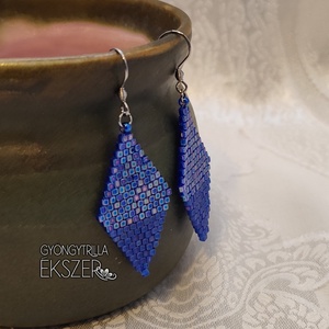  Matt és fényes irizáló kék gyöngyfűzött rombusz fülbevaló - ékszer - fülbevaló - lógó fülbevaló - Meska.hu