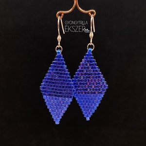  Matt és fényes irizáló kék gyöngyfűzött rombusz fülbevaló - ékszer - fülbevaló - lógó fülbevaló - Meska.hu