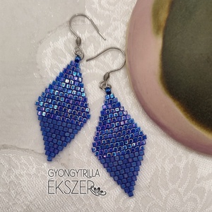  Matt és fényes irizáló kék gyöngyfűzött rombusz fülbevaló, Ékszer, Fülbevaló, Lógó fülbevaló, Ékszerkészítés, Gyöngyfűzés, gyöngyhímzés, MESKA