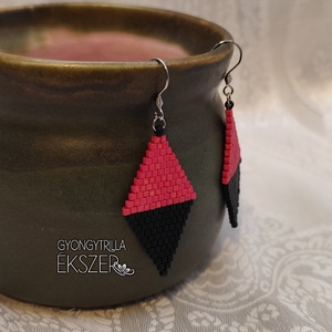 Matt irizáló magenta-fekete gyöngyfűzött rombusz fülbevaló - ékszer - fülbevaló - lógó fülbevaló - Meska.hu