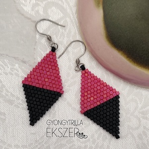  Matt irizáló magenta-fekete gyöngyfűzött rombusz fülbevaló, Ékszer, Fülbevaló, Lógó fülbevaló, Ékszerkészítés, Gyöngyfűzés, gyöngyhímzés, MESKA