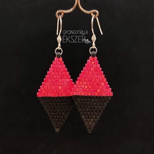  Matt irizáló magenta-fekete gyöngyfűzött rombusz fülbevaló - ékszer - fülbevaló - lógó fülbevaló - Meska.hu