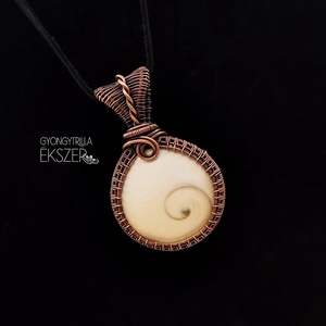 Operkulum medál antikolt vörösréz befoglalással - ékszer - nyaklánc - medál - Meska.hu